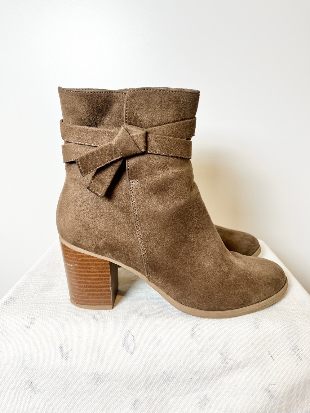 American Eagle Boho Brown Faux Suede Ankle Booties – Bow Strap Stacked Heel 8